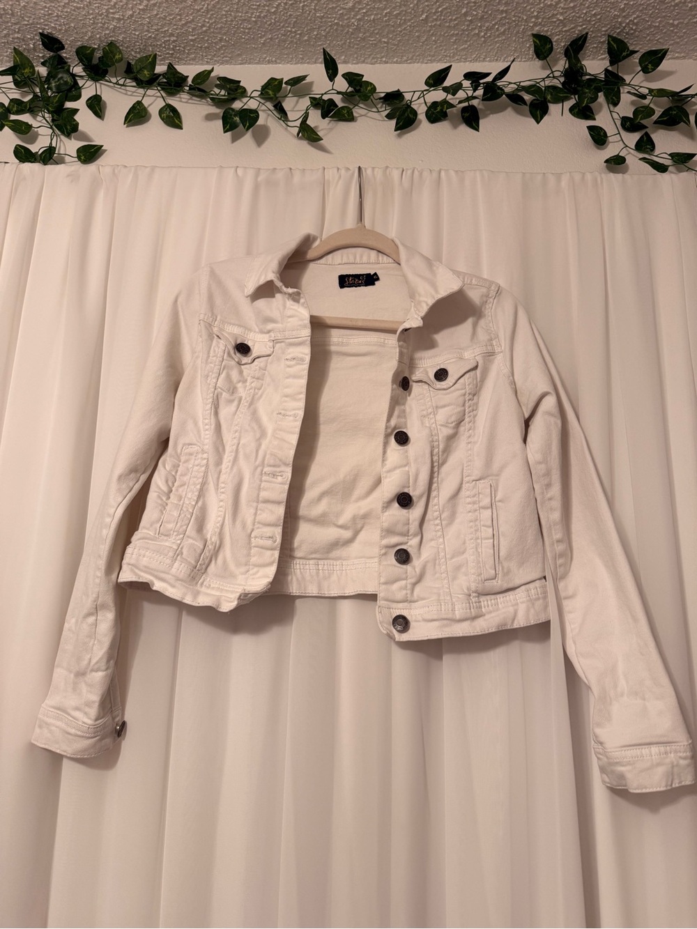 Vigoss White Cropped Denim Jacket